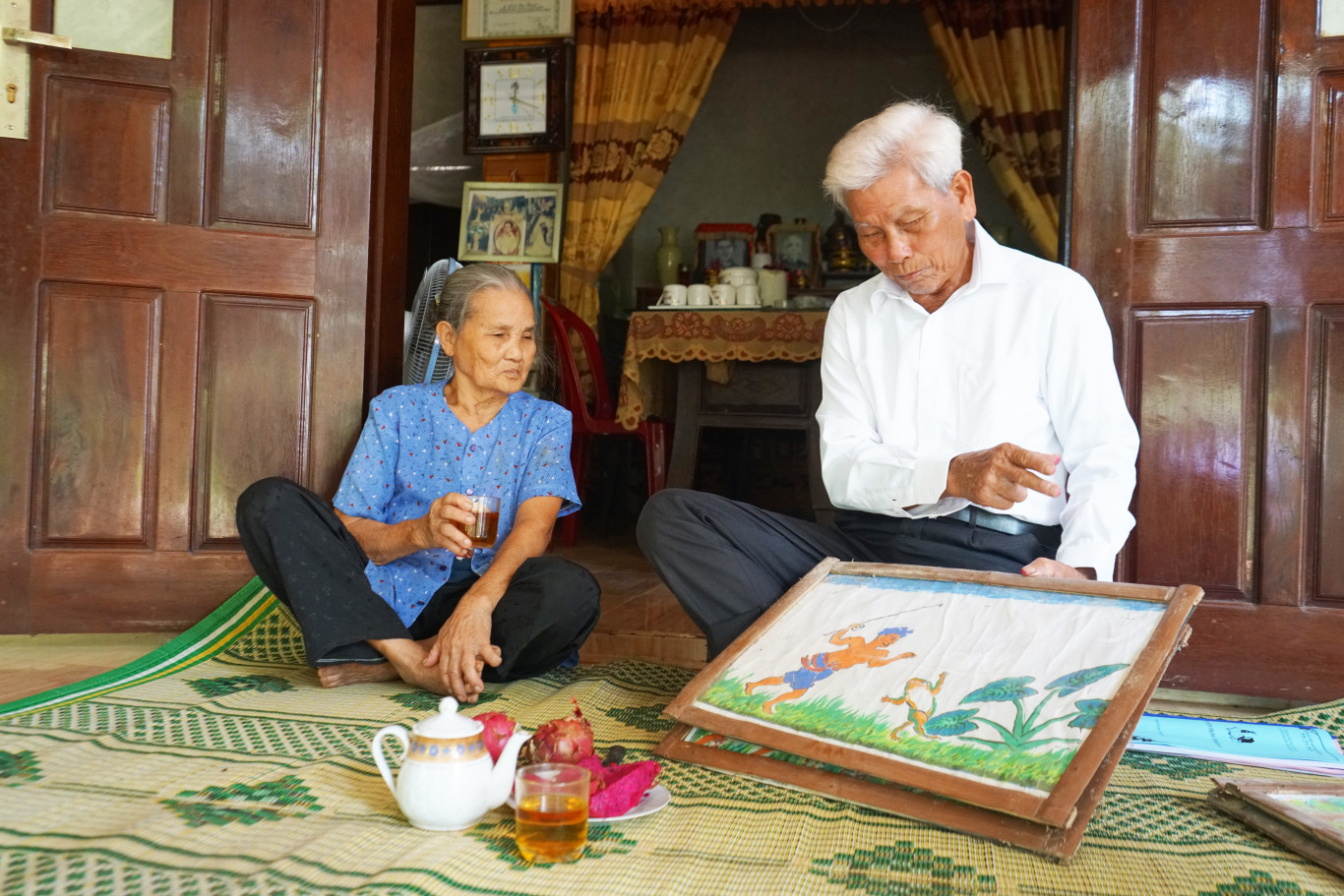 Người l&agrave;ng Trạng mang lại tiếng cười lạc quan cho nhau b&ecirc;n ấm ch&egrave; xanh - Ảnh: N.T